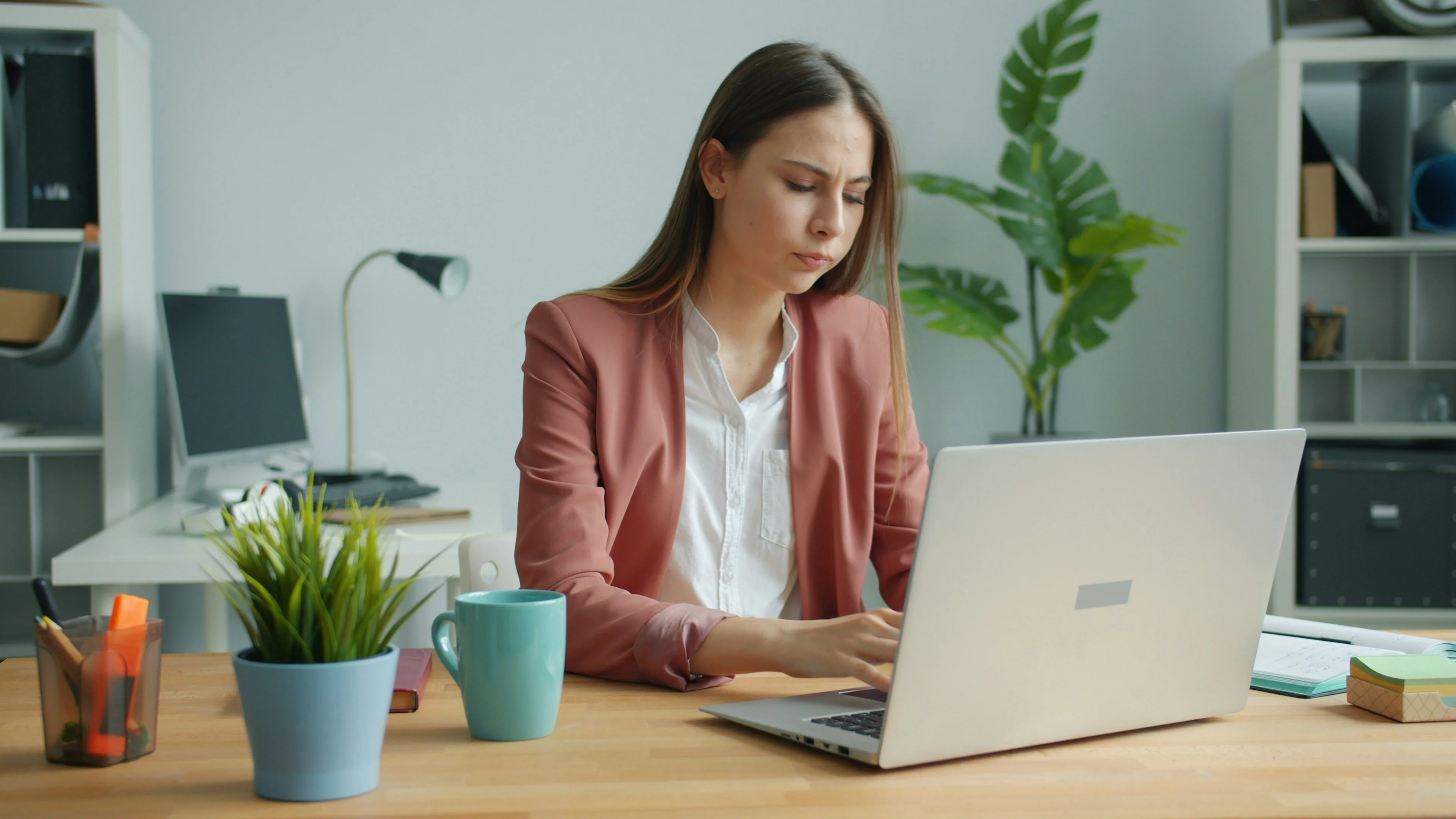 Profesional trabajando con Prudencia.ai